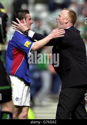 Ranger`s Barry Ferguson (L) feiert mit Manager Alex McLeish, nachdem seine Seite Celtic 3-2 im Tennent's Scottish Cup Finale im Hampden Park, Glasgow, besiegt hatte. Stockfoto